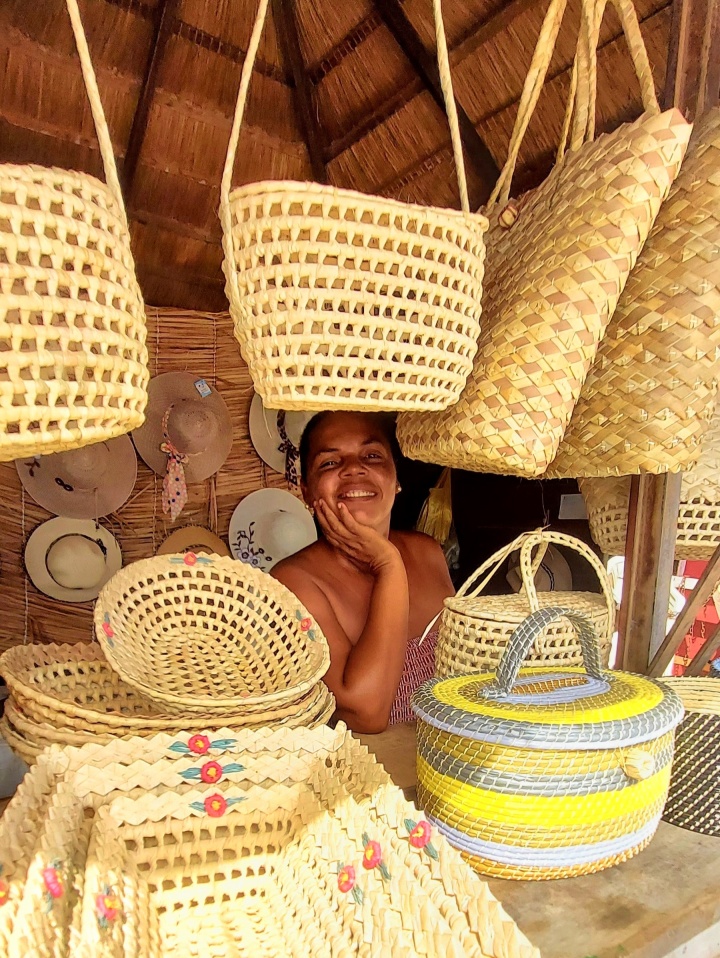 Raquel dos Santos Silva, artesã autônoma, de 45 anos, na barraca onde ela vende produtos feitos por ela com palha de ouricuri